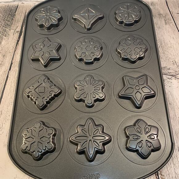 WILTON 12 Cavity Mold Christmas Winter Snowflake Cookie Pan/Sheet - Picture 5 of 6